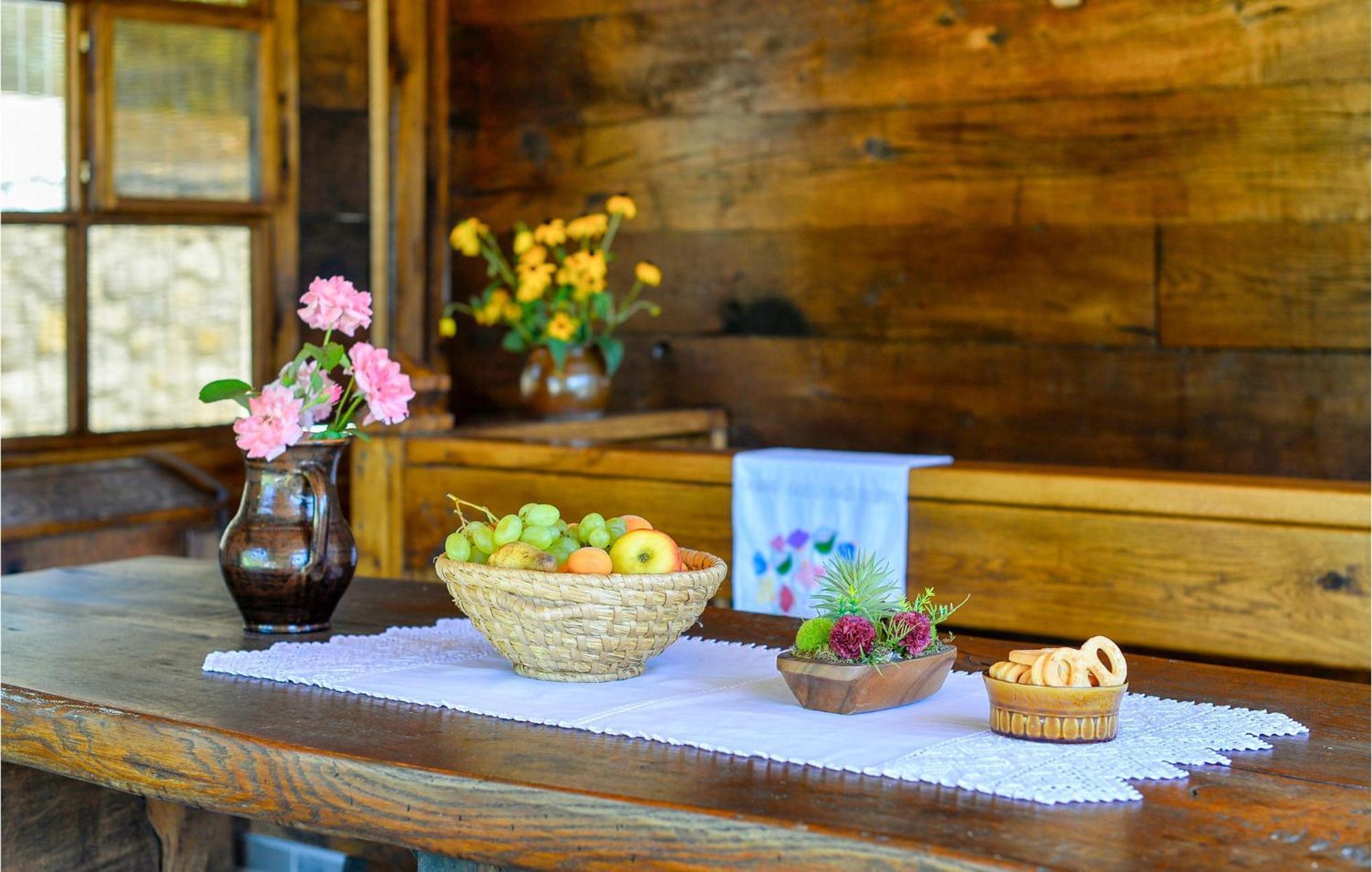 Pet Friendly Home In Varazdin Breg With Jacuzzi Экстерьер фото